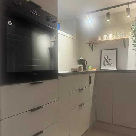 Cosy And Spacious Close To Centre